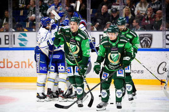 Färjestads Adam Ginning och Joel Nyström deppar