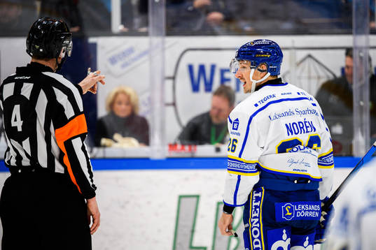 Domare Marcus Linde och Leksands Patrik Norén