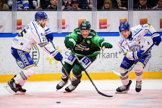 Färjestads Gustav Rydahl i en kamp mot Leksands Carter