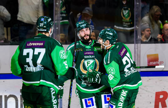 Färjestads Jesse Virtanen och Martin Johansson jublar