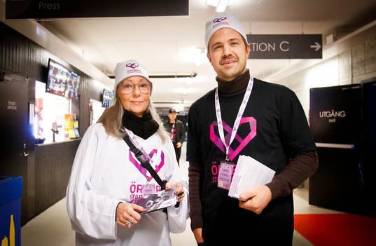 Två funktionärer med Örebro stadsmission tröjor