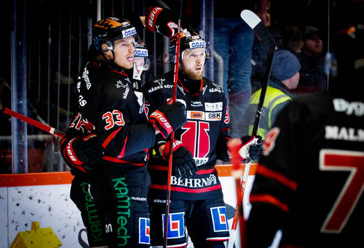 Örebros Linus Öberg jublar med Christopher Mastomäki och