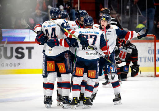 Jubel vid Linköpings Benjamin Maxwell 1-2 mål