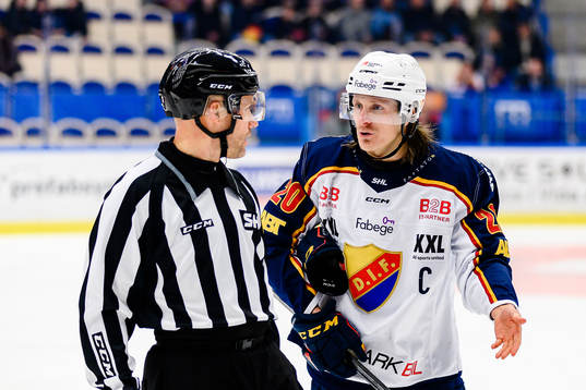 Linjedomare Andreas Lunden pratar med Djurgårdens Marcus
