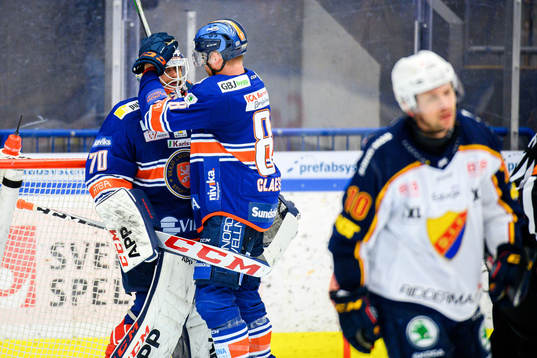 Växjös målvakt Adam Åhman och Ludvig Claesson jublar