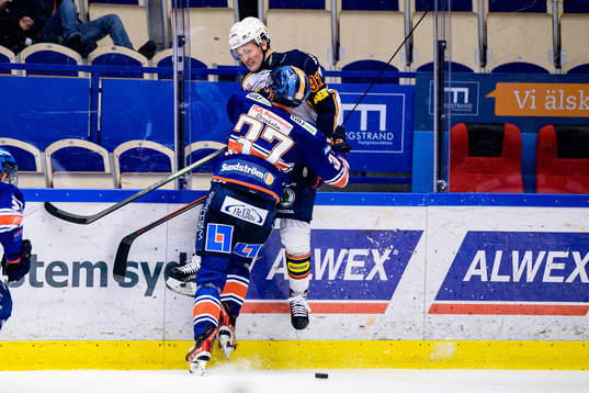 Växjös Glenn Gustafsson tacklar Djurgårdens Linus