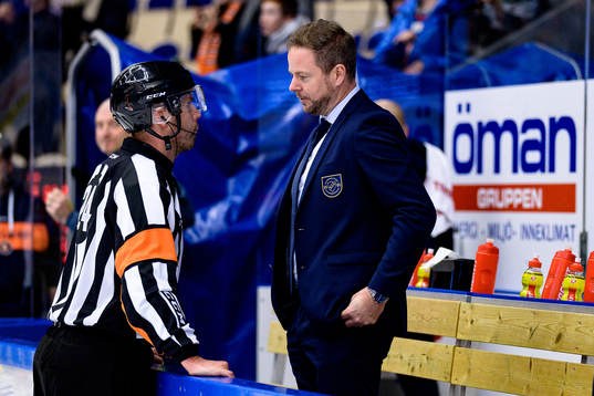 Domare Johan Magnusson pratar med Djurgårdens assisterande