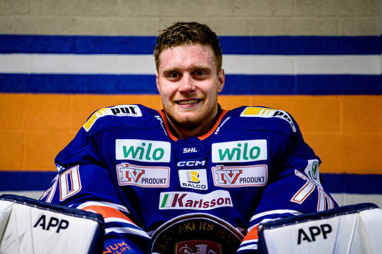 Växjös målvakt Adam Åhman väntar på Cmore intervju