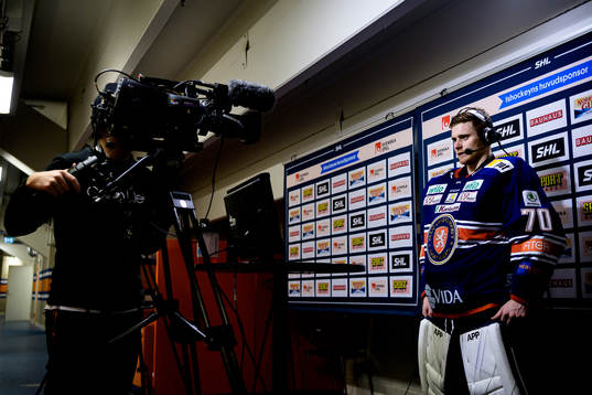 Växjös målvakt Adam Åhman blir intervjuad av Cmore