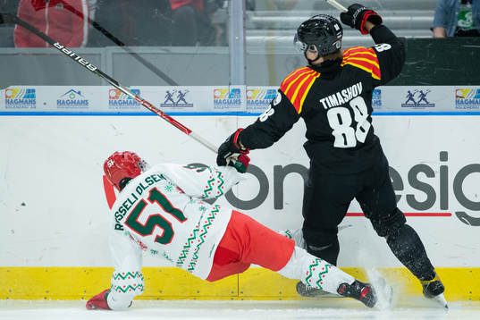 Frölundas Mats Rosseli Olsen tacklas av Brynäs Dmytro