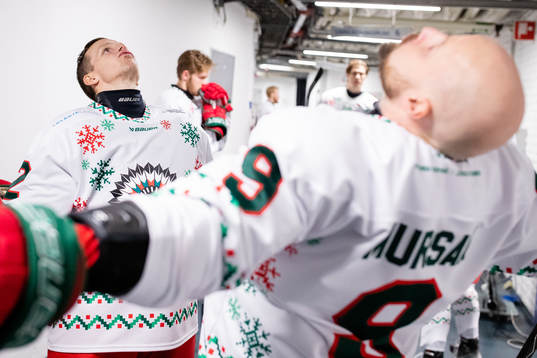 Frölundas Max Friberg och Jan Mursak innan ishockeymatchen