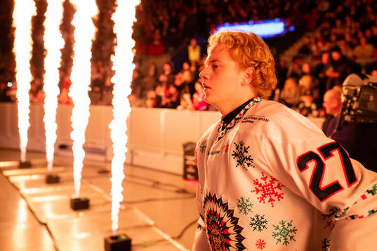 Frölundas Teodor Niederbach innan ishockeymatchen i SHL