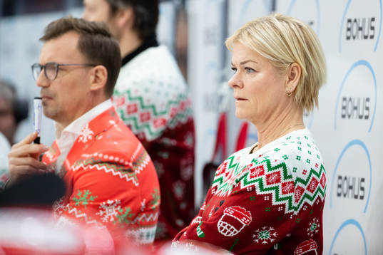 Frölundas rehabkordinator Stina Hedinunder ishockeymatchen