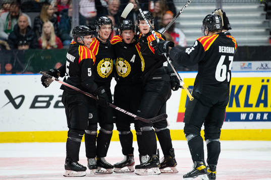 Brynäs Linus Ölund jublar med lagkamrater