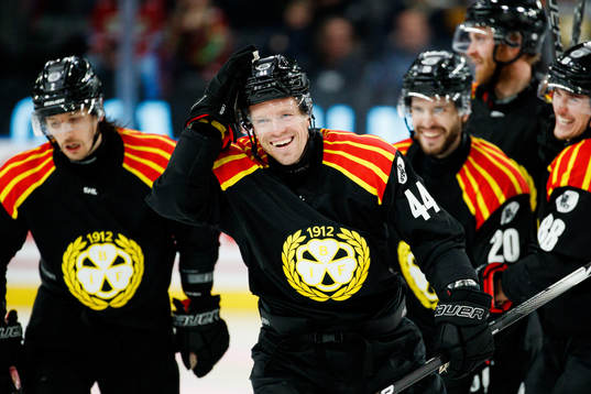 Brynäs Nicklas Danielsson jublar