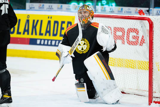 Brynäs målvakt Veini Vehviläinen jublar