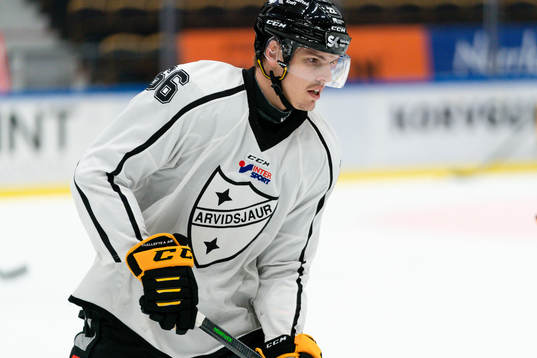 Skellefteås Jonathan Johnson  med Arvidsjaurs tröja