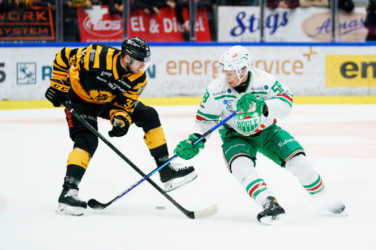 Skellefteås Tom Kühnhackl och Rögles Ryan McKiernan