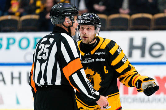 Domare Tobias Björk och Skellefteås Oscar Möller