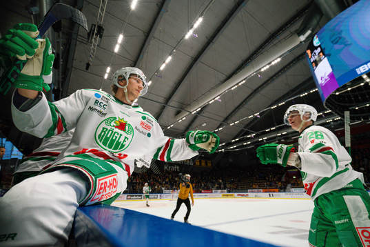 Rögles Adam Tambellini och Anton Bengtsson jublar