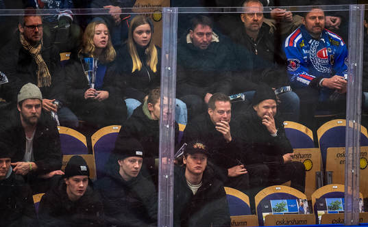Björklövens sportchef Per Kenntä på läktaren med