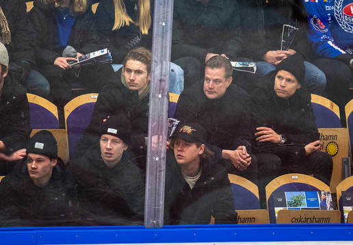 Björklövens sportchef Per Kenntä på läktaren med