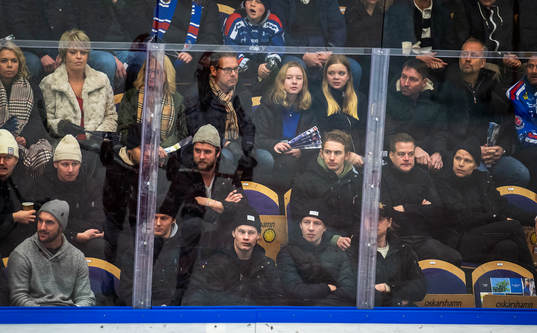 Björklövens sportchef Per Kenntä på läktaren med