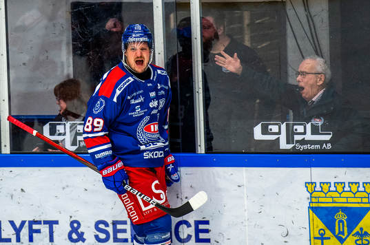 Oskarshamns Patrik Karlqvist jublar
