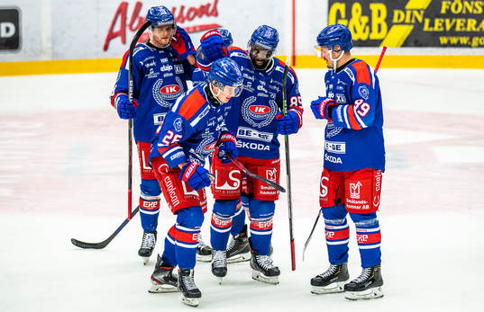Oskarshamns Daniel Muzito-Bagenda jublar med lagkamrater