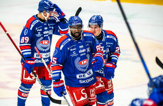 Oskarshamns Daniel Muzito-Bagenda jublar med lagkamrater