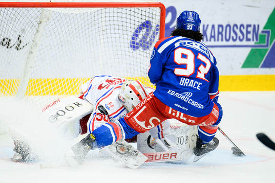 Oskarshamns Cameron Brace gör 5-2 bakom Timrås målvakt