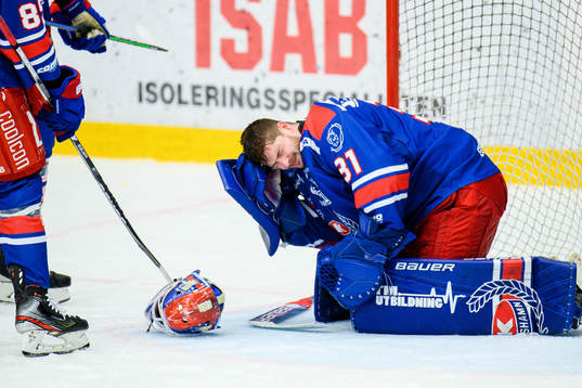 Oskarshamns målvakt Tim Juel har ont