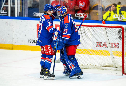 Oskarshamns Brian Cooper och målvakt Tim Juel jublar