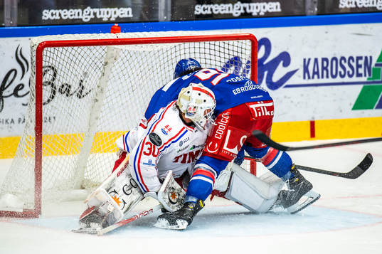 Oskarshamns Cameron Brace gör 5-2 bakom Timrås målvakt
