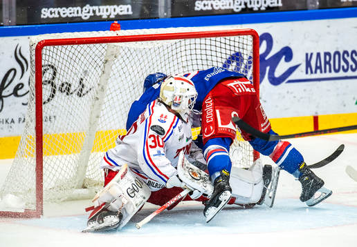 Oskarshamns Cameron Brace gör 5-2 bakom Timrås målvakt
