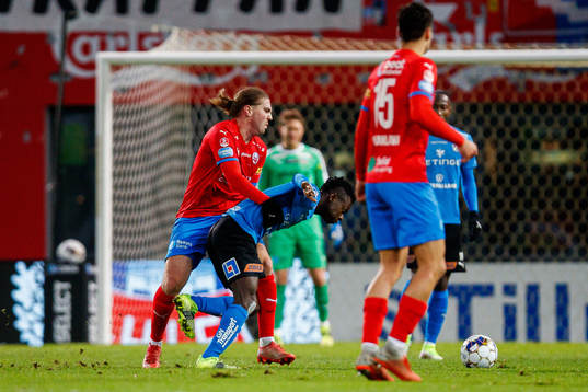 Helsingborgs Charlie Weberg och Halmstads Thomas Boakye