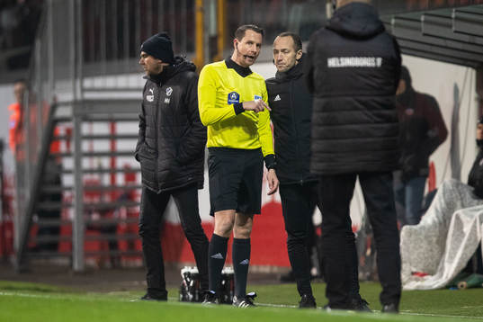 Domare Andreas Ekberg i samtal med fjärdedomaren Kaspar