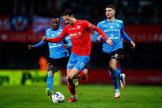 Halmstads Thomas Boakye och Amir Al-Ammari i en kamp mot