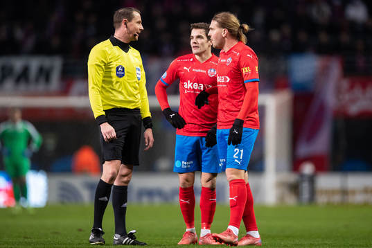 Domare Andreas Ekberg i diskussion med Helsingborgs Brandur