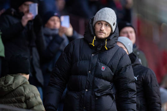Helsingborgs målvakt Anders Lindegaard på läktaren