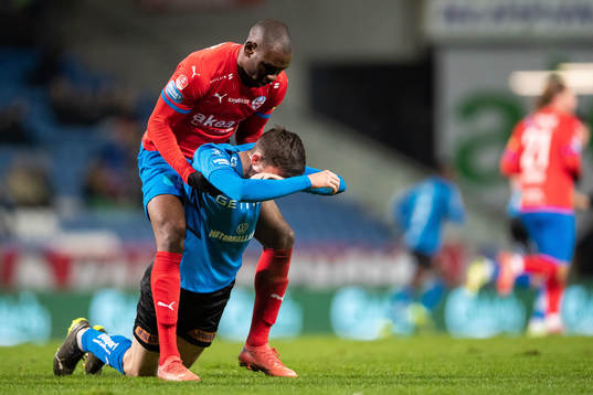 Helsingborgs Ravy Tsouka-Dozi hjälper Halmstads Emil Tot