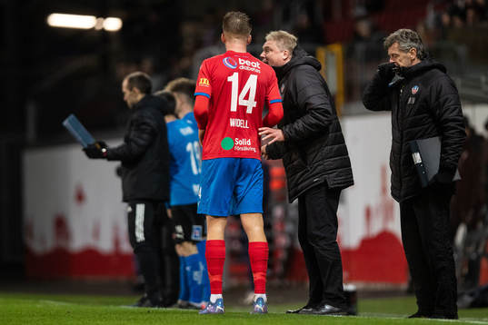 Helsingborgs Casper Widell får instruktioner från