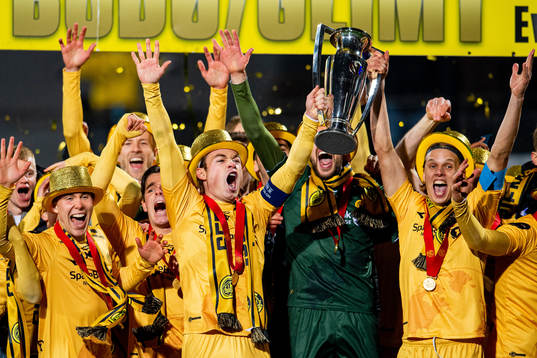 Patrick Berg, Ulrik Saltnes and players of Bodø/Glimt