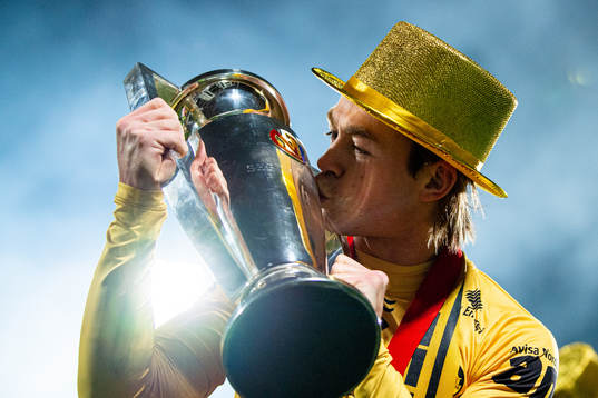 Patrick Berg of Bodø/Glimt kisses the trophy winning the