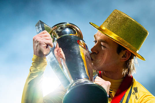 Patrick Berg of Bodø/Glimt kisses the trophy winning the
