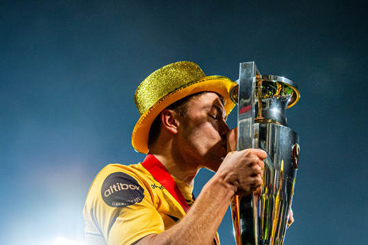 Fredrik André Bjørkan of Bodø/Glimt kisses the trophy