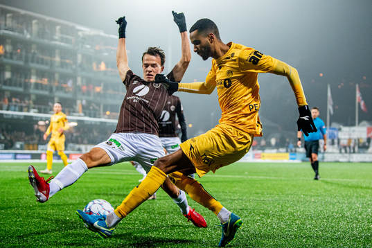 Syver Eriksen of Mjøndalen and Amahl Pellegrino of