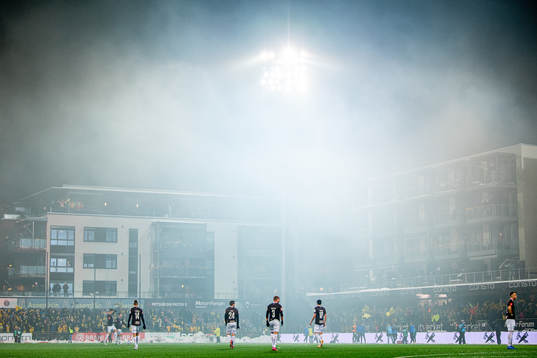 Nikolas Walstad and players of Mjøndalen look dejected