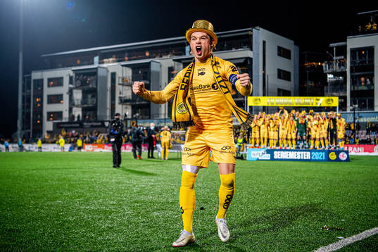 Patrick Berg of Bodø/Glimt celebrates winning the league