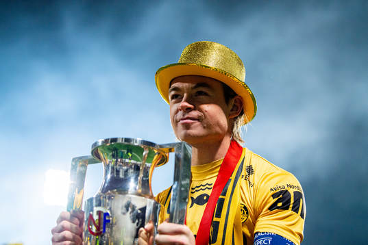 Patrick Berg of Bodø/Glimt celebrates with the trophy
